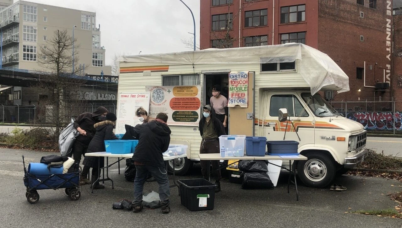 Distro Disco bus and volunteers